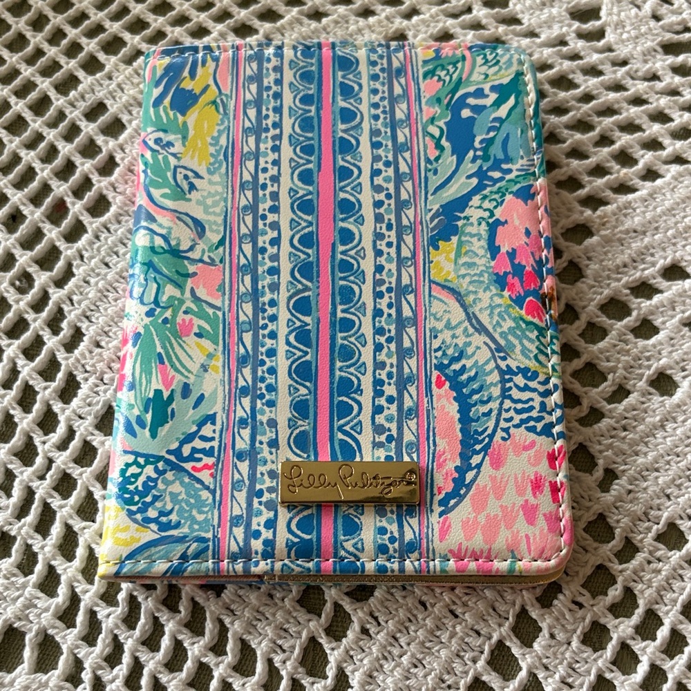 Lilly Pulitzer Blue and Pink Patterned Passport Holder. Never used. New